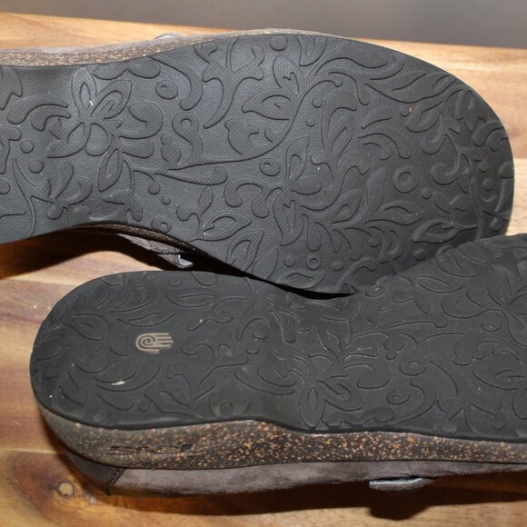 Brown Suede Teva Mary Jane's - Sz 8.5 - Picture 5 of 6